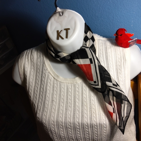 ...Im selling a  Scarf - Picture 3 of 4